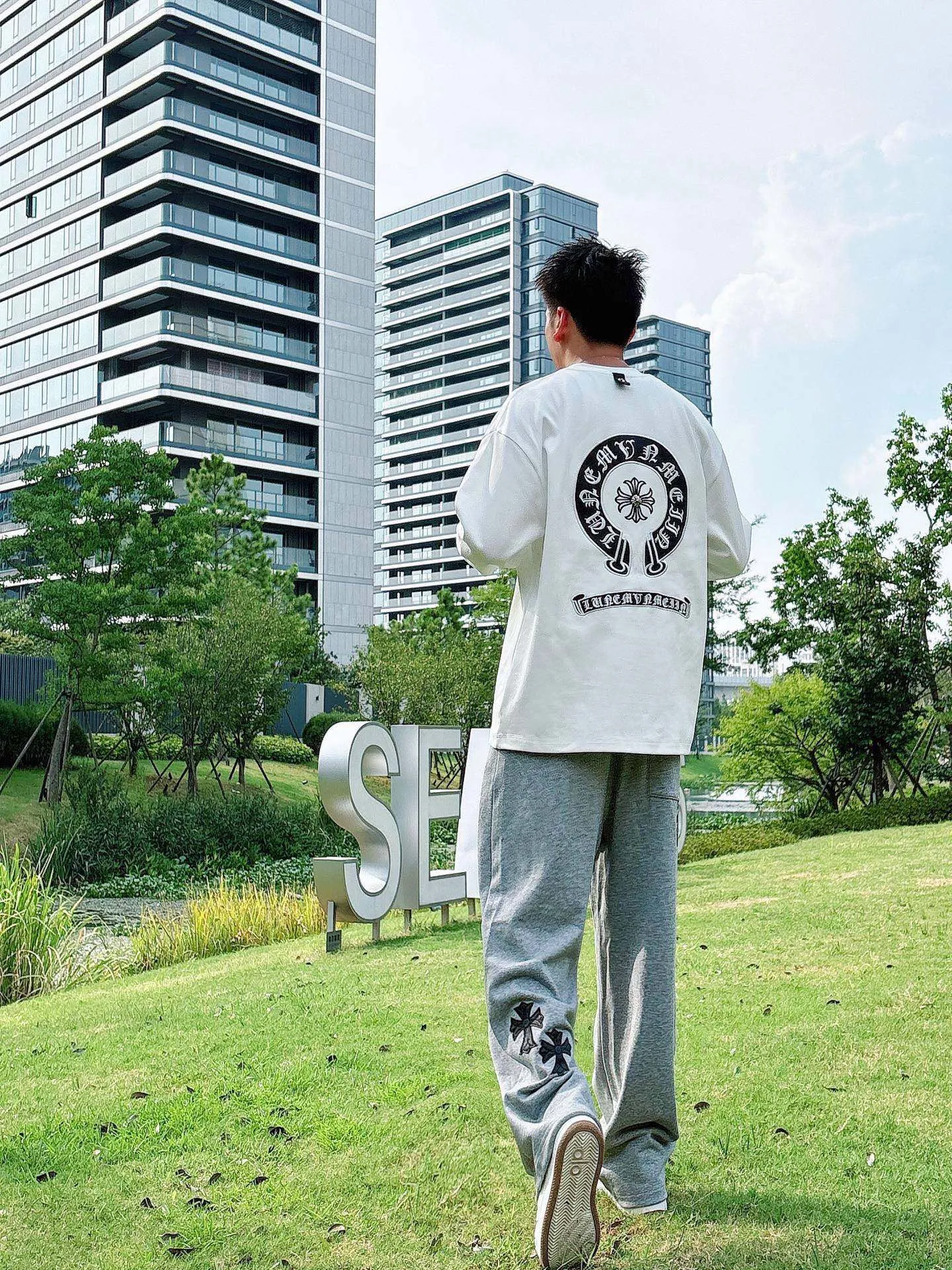 Clothes P 400💰 Pants P 446💰ChromeHearts Chrome Heart Round Neck Long Sleeve Pursuit of quality and absolute guarantee of quality! Using double-sided cotton fabric, the texture is clearly visible, the texture is soft, delicate and smooth, and the customized three-dimensional embroidery and leather patchwork technology is full of drape! The workmanship is fine and the shoulder lines are smooth. All imported chain machines are used to make the shoulder rolling strips. It has a certain thickness and is not made of cheap material but has a shiny feel that is comfortable and not tight on the upper body. It is the most avant-garde street item that can be easily matched by both men and women!  Color: black white Size: m-3xl Style number: 3576➕3750
